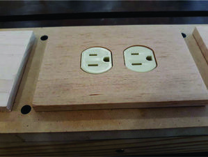 Screwless outlet cover in wood 